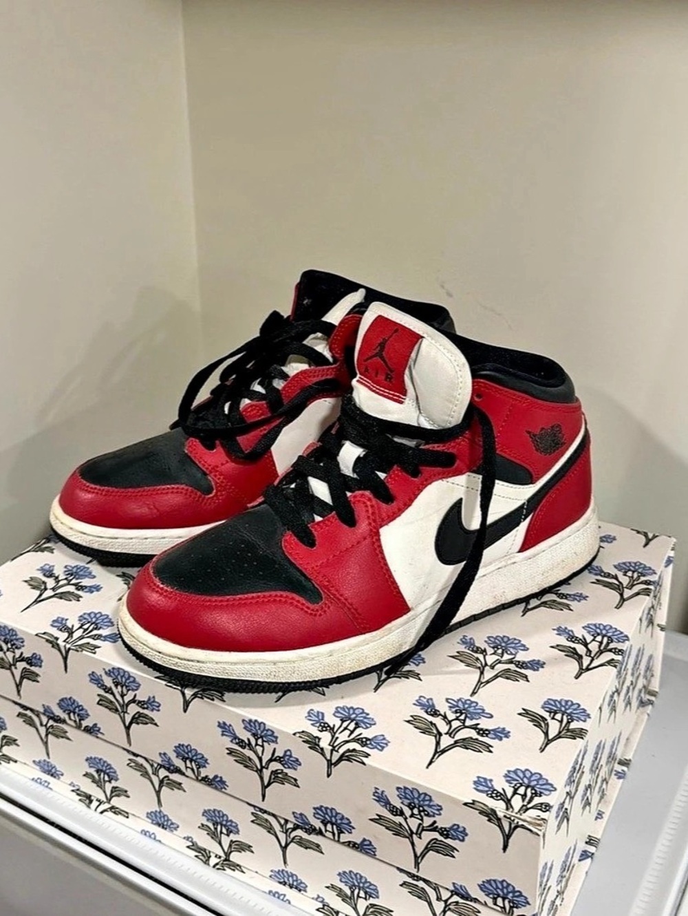 Nike Air Jordan 1 Sneakers in Red & Black - Chicago black toe